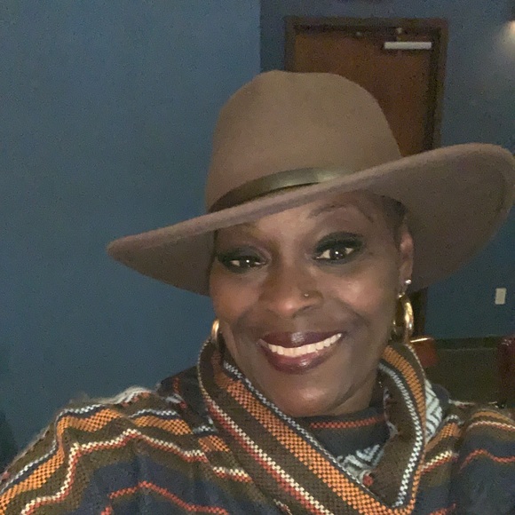 Meet your Posher, Dee - Picture 2 of 7